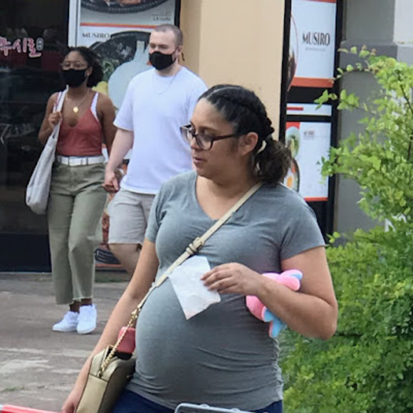 Meet your Posher, Claudia - Picture 1 of 1